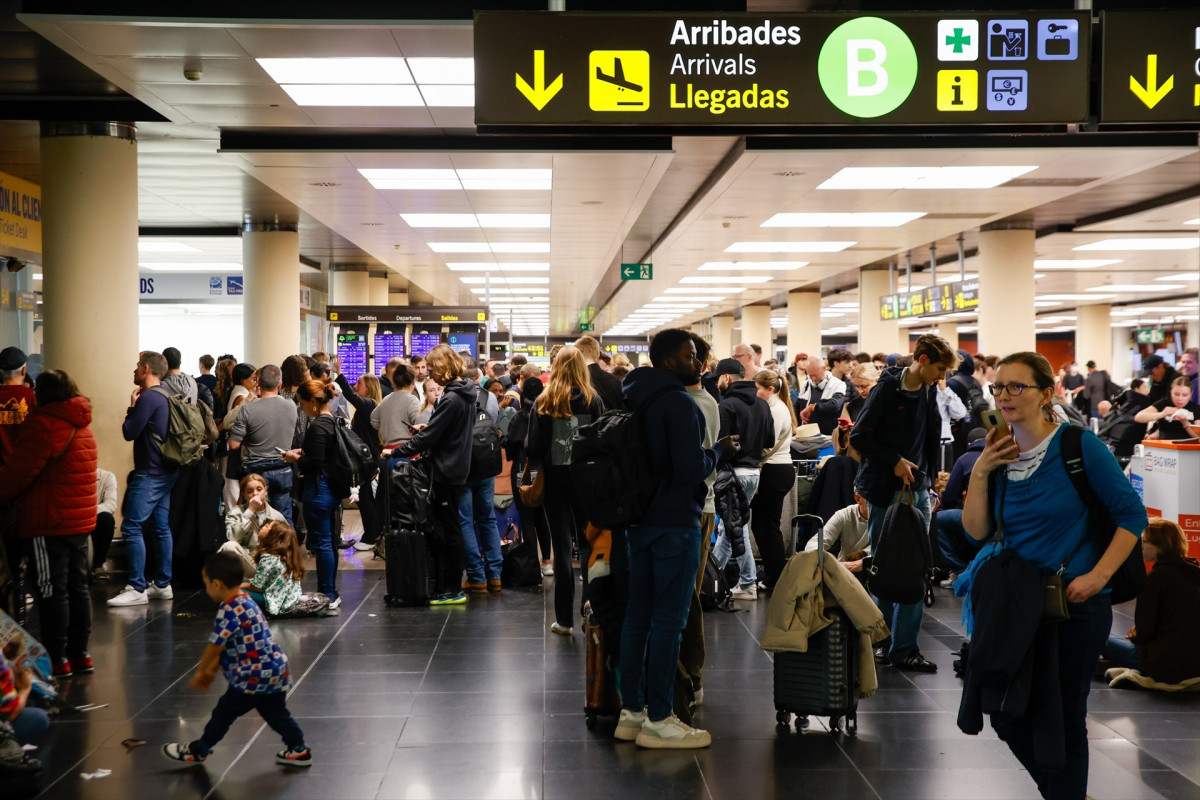 EuropaPress 6321078 varias personas aeropuerto barcelona el prat noviembre 2024 t 2 prat