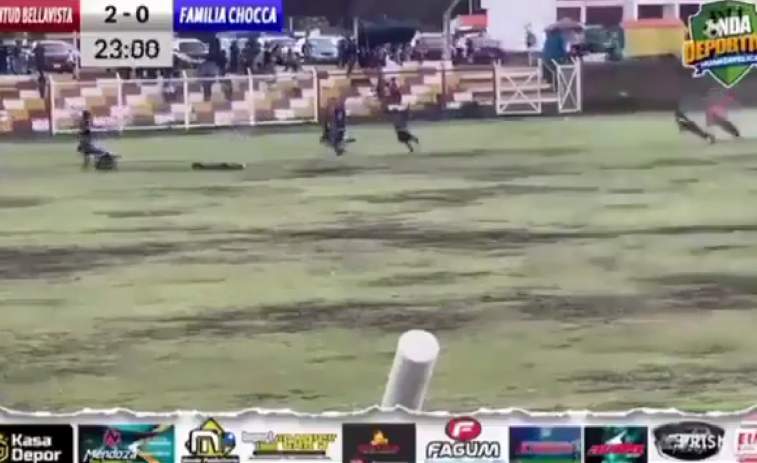 VÍDEO | Un rayo cae en un campo de fútbol y mata a un jugador en medio de un partido