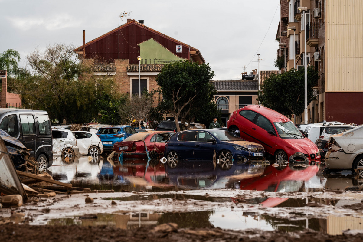 Coches amontonados por la DANA, a 3 de noviembre de 2024, en Paiporta, Valencia, Comunidad Valenciana (España). La Generalitat valenciana ha decidido limitar durante la jornada de hoy el tránsito de