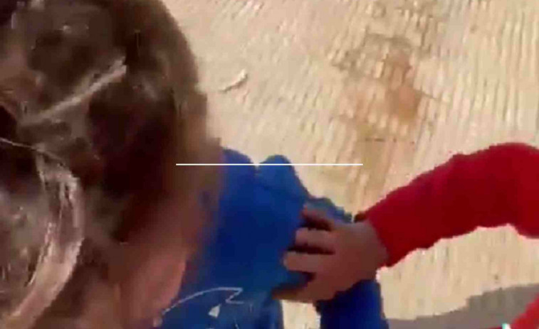 VÍDEO: Un niño valenciano llora desconsolado al ver su colegio destruido por la DANA