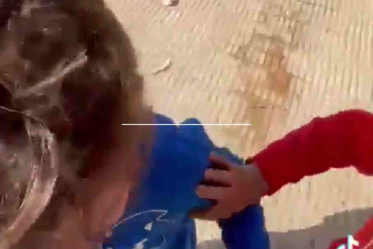 VÍDEO: Un niño valenciano llora desconsolado al ver su colegio destruido por la DANA