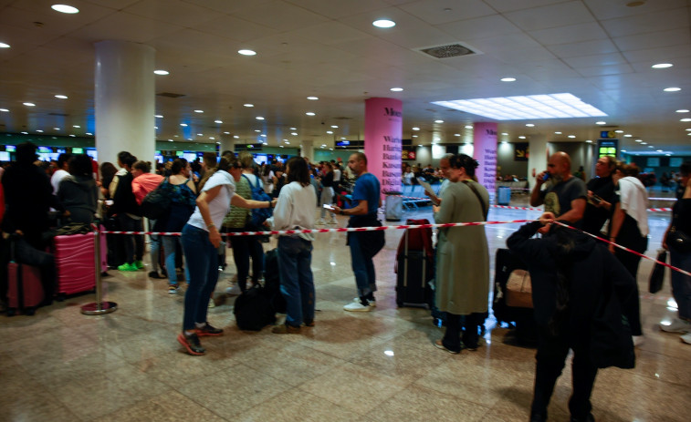 El Aeropuerto de Barcelona cancela 153 de las 945 operaciones programadas este lunes