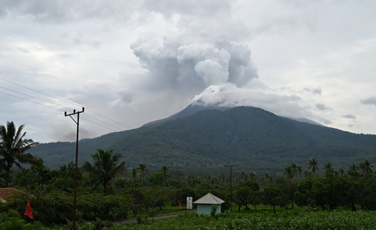 Ascienden a diez los muertos por la erupción del volcán Lewotobi en Indonesia