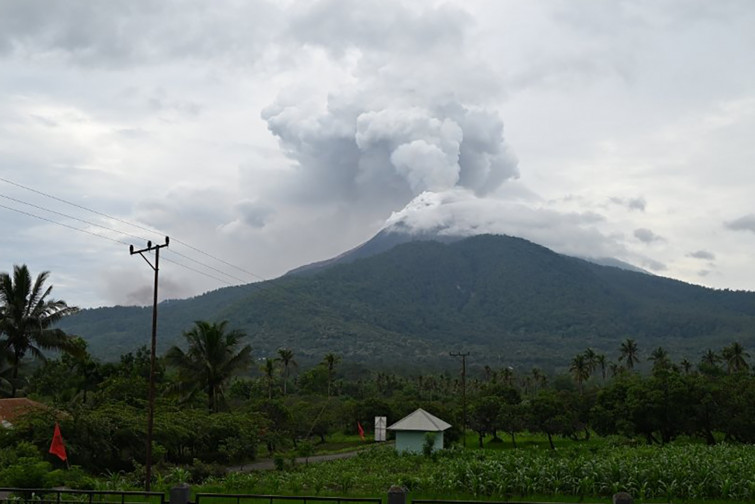 Ascienden a diez los muertos por la erupción del volcán Lewotobi en Indonesia