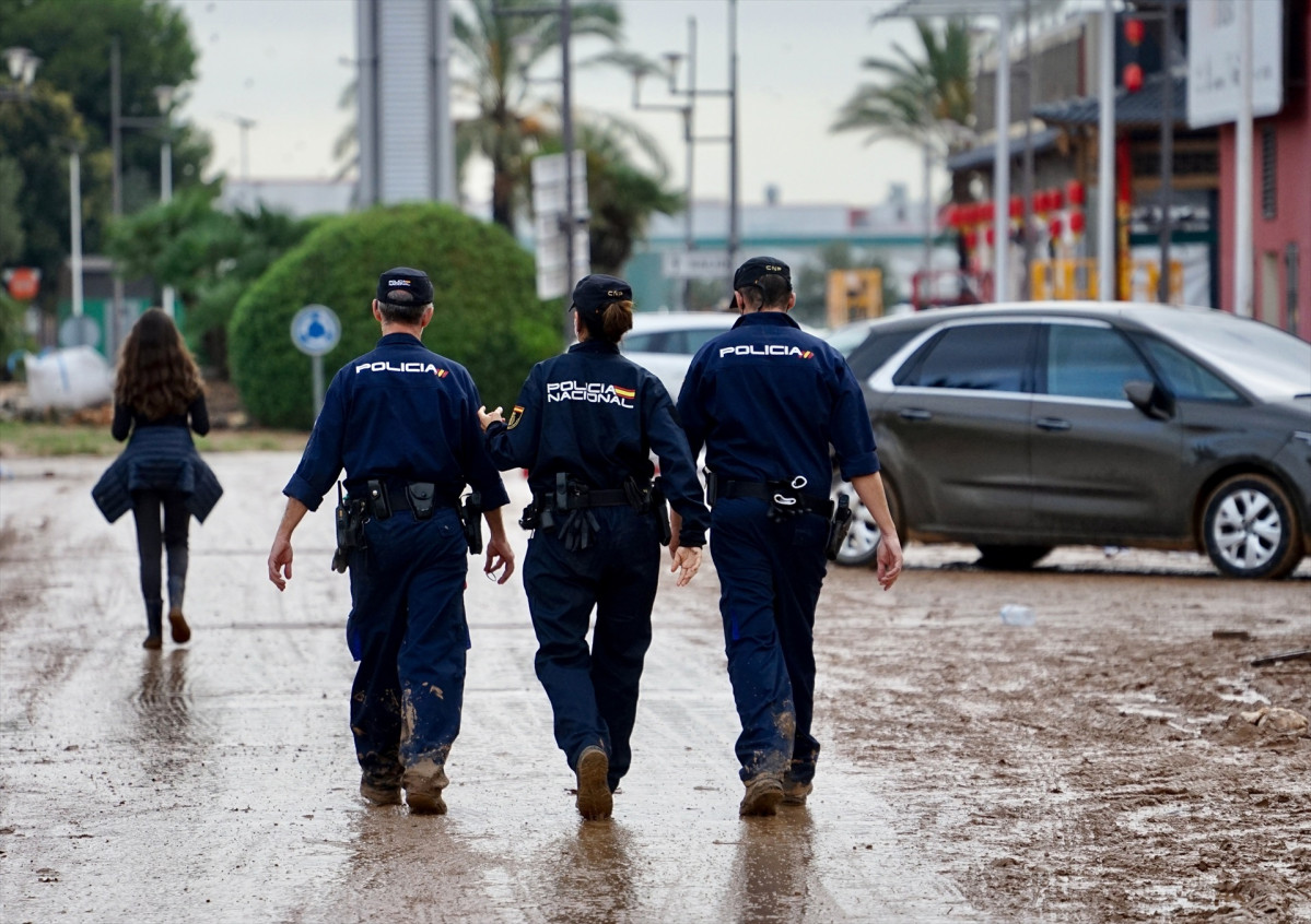 EuropaPress 6321017 tres agentes policia nacional inmediaciones centro comercial bonaire