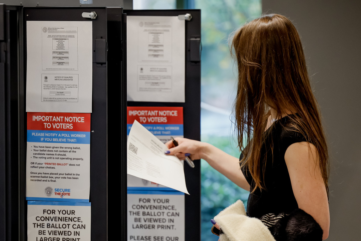 Atlanta (United States), 05/11/2024.- A voter prepares to scan their ballot at the Fulton County Ponce de Leon Library voting precinct on Election Day in Atlanta, Georgia, USA, 05 November 2024. Voter