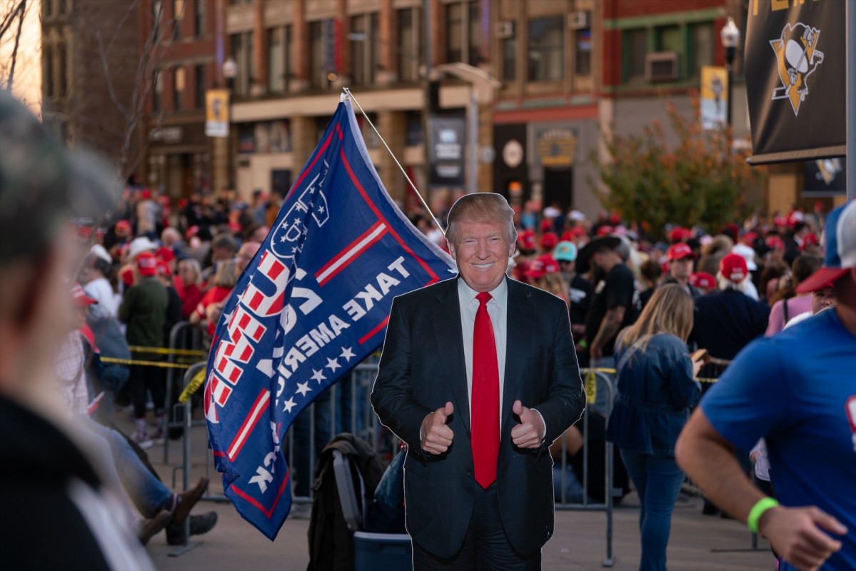 EuropaPress 6322442 04 november 2024 us pittsburgh as supporters waited cardboard cutout of