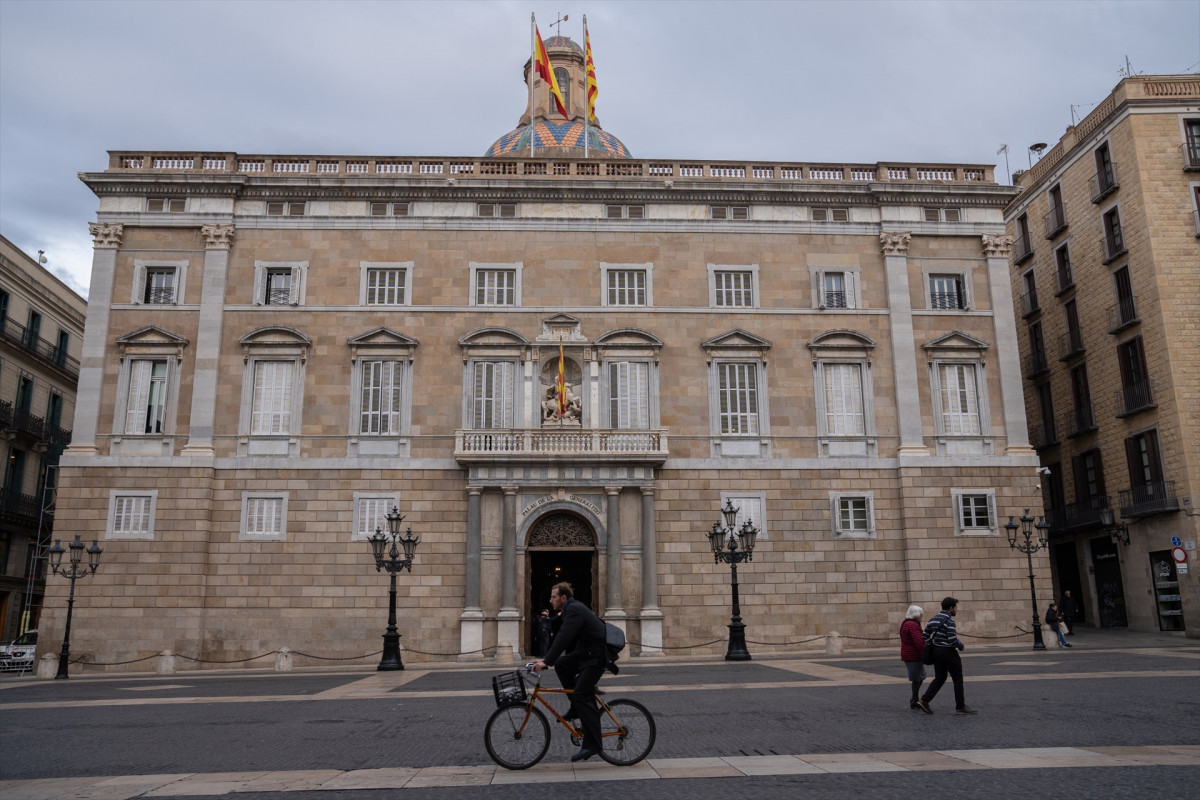 EuropaPress 5779137 varias personas pasan delante palau generalitat 22 febrero 2024 barcelona