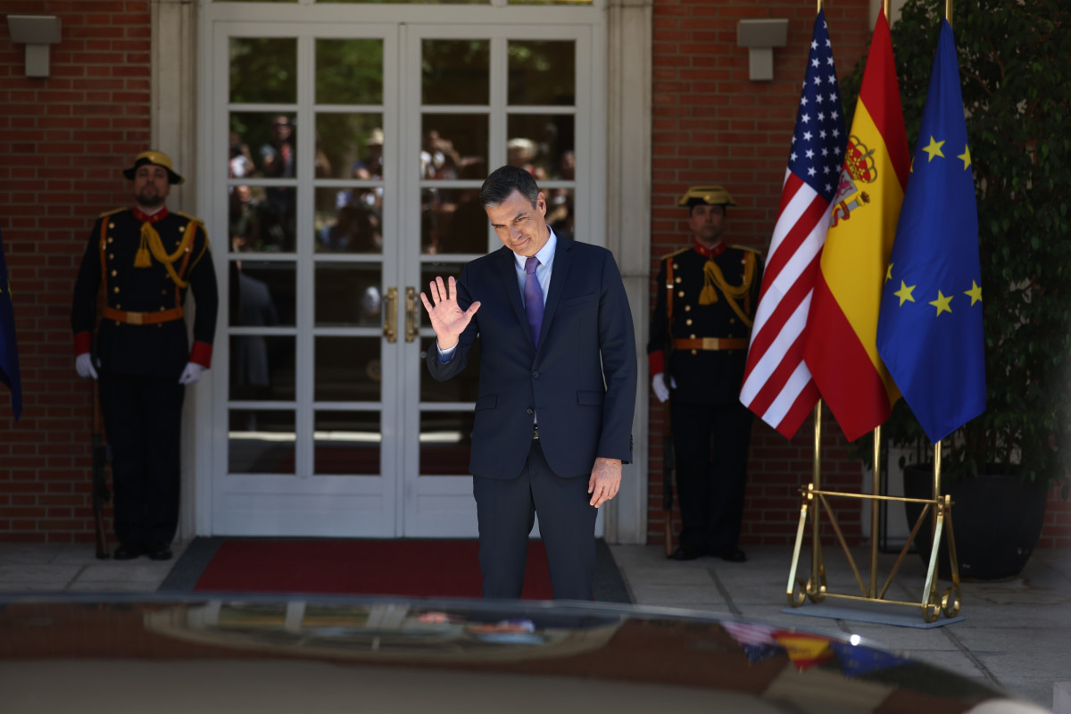 Archivo - El presidente del Gobierno, Pedro Sánchez, espera para recibir al entonces presidente de los Estados Unidos para celebrar una reunión en el Palacio de La Moncloa, a 28 de junio de 2022, en