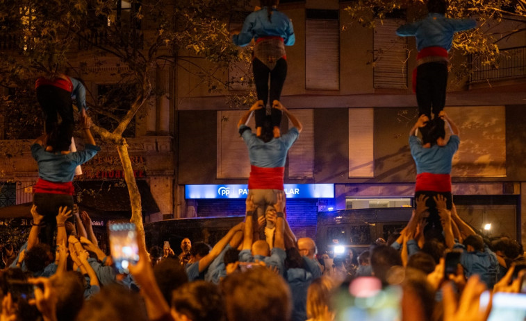 Mil personas se manifiestan contra Mazón ante la sede del PP de Barcelona