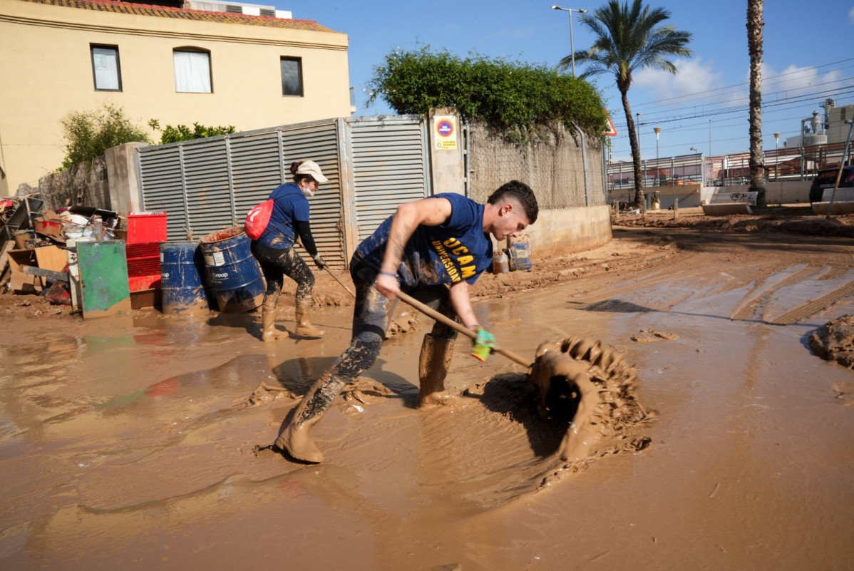 EuropaPress 6327730 grupo 200 voluntarios ucam ido valencia ayudar afectados dana