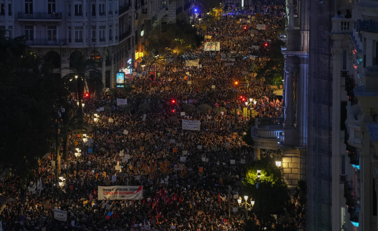 Miles de valencianos exigen la dimisión de Carlos Mazón y el Consell en una histórica manifestación en Valencia