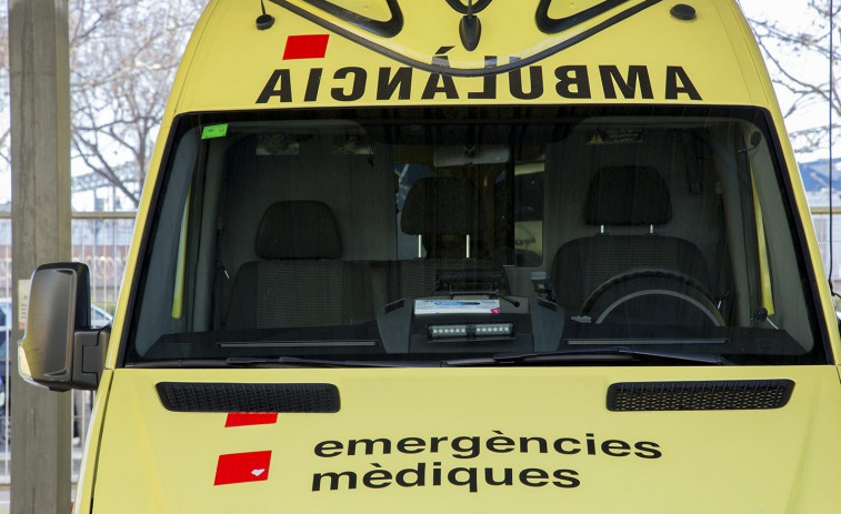 Un motorista herido crítico y una peatón menos grave tras un accidente en la Diagonal de Barcelona