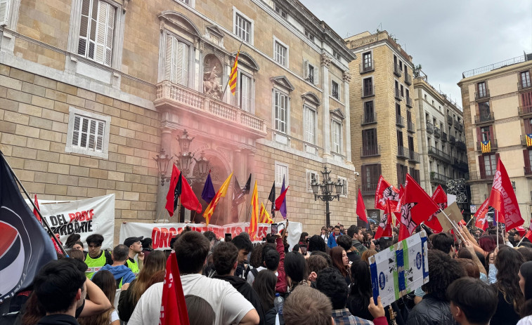 Mil estudiantes se manifiestan en Barcelona para pedir la dimisión de Mazón