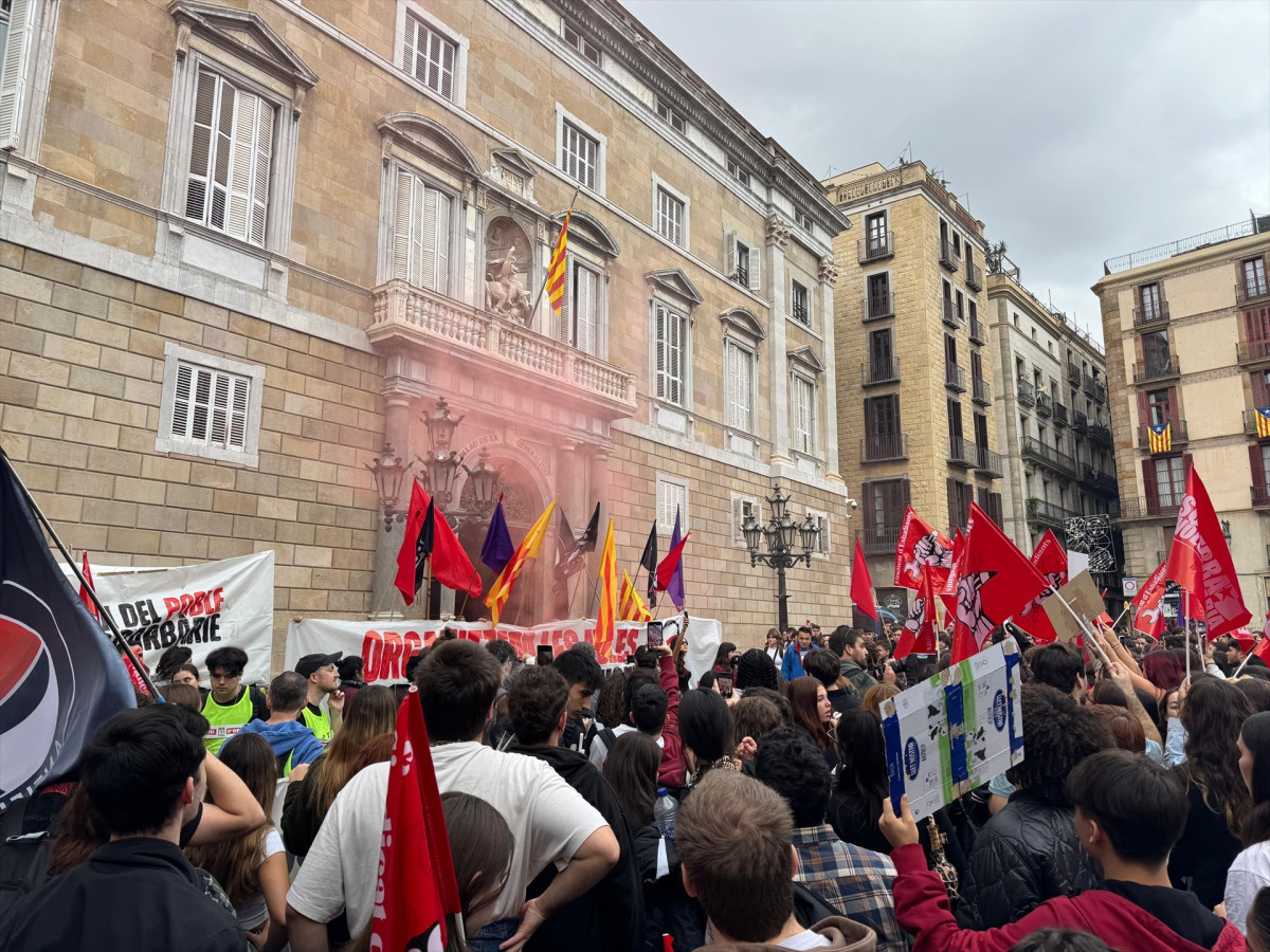 EuropaPress 6335969 manifestantes concentrados plaza sant jaume palau generalitat