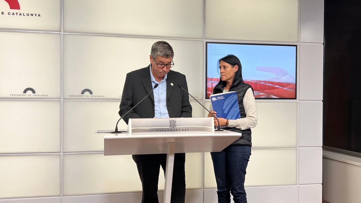 El vicepresidente de la sección comarcal del Segrià (Lleida) de Aliança Catalana, Robert Masip, y la diputada Rosa Maria Soberana en una rueda de prensa en el Parlament