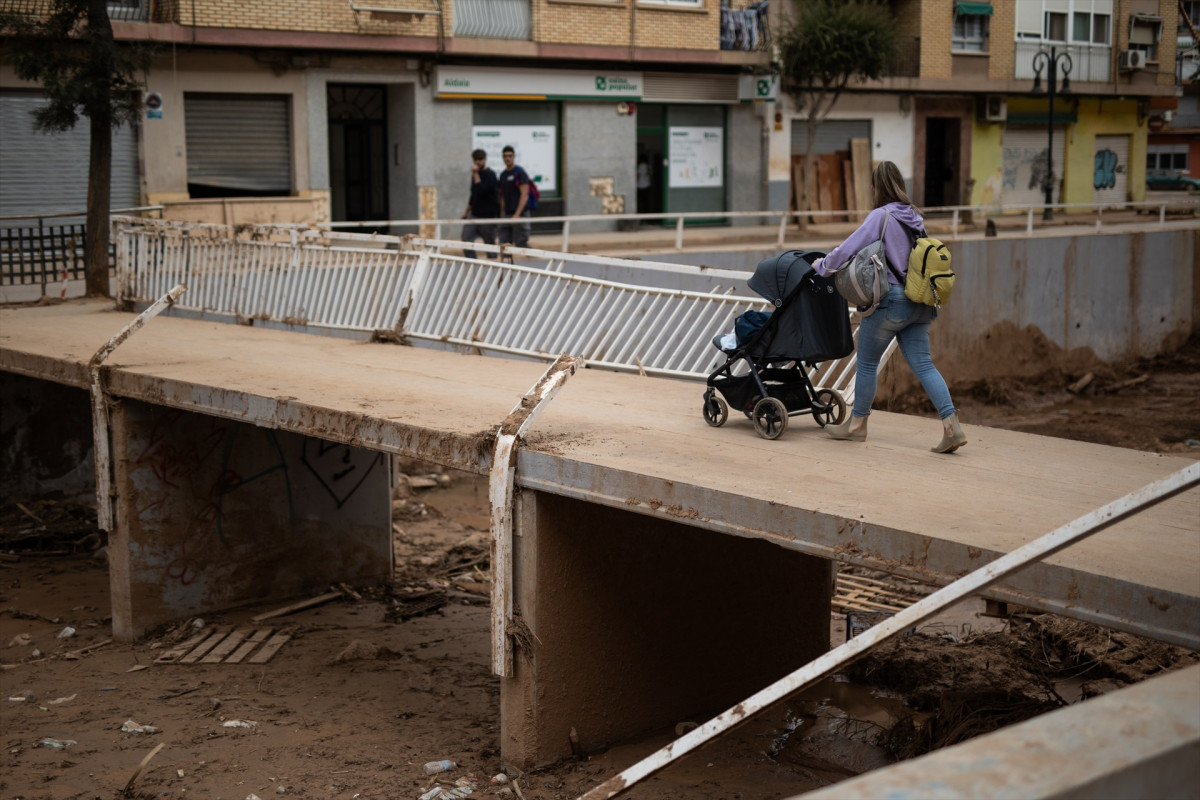 EuropaPress 6336199 mujer silla nino cruza puente aldaia 12 noviembre 2024 aldaia valencia