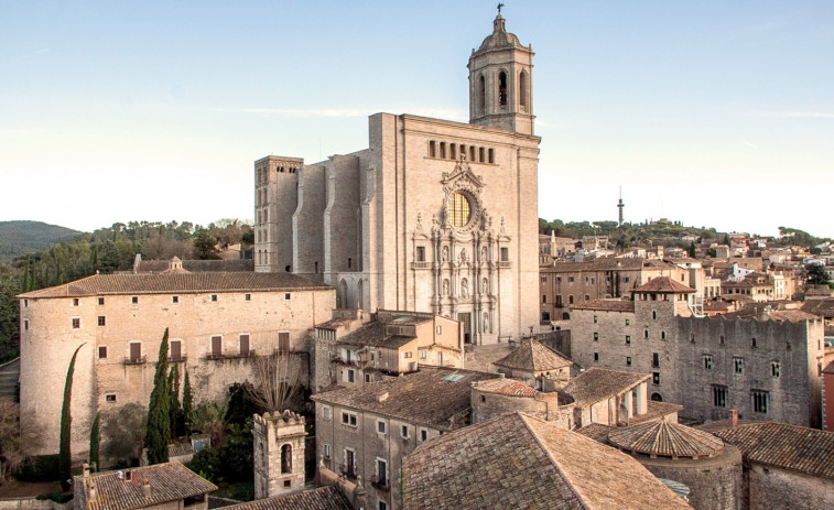 Girona regula la capacidad de los grupos de turistas que hacen visitas guiadas en la ciudad