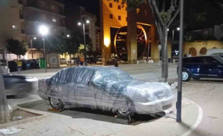 Los malagueños sacan a relucir su humor por la DANA: ¿Un coche plastificado?