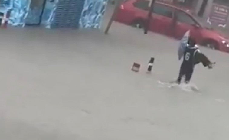 VÍDEO: Un joven rescata a una anciana que se había quedado atrapada en medio de la inundación en Málaga