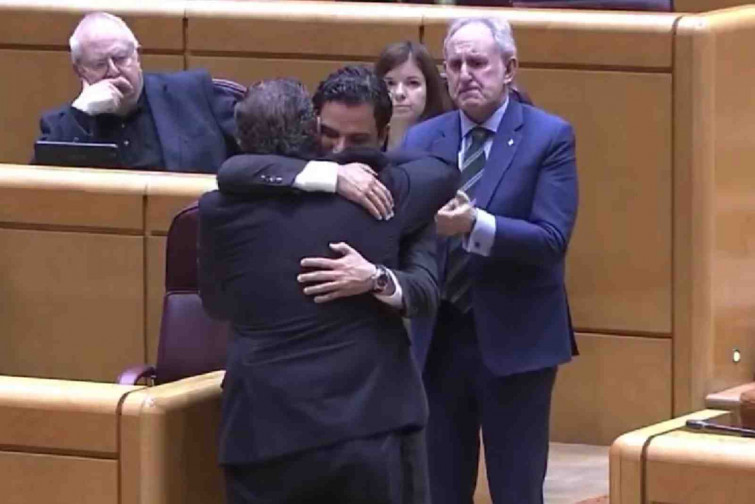 VÍDEO | El abrazo viral entre dos senadores del PSOE y del PP por la DANA: 