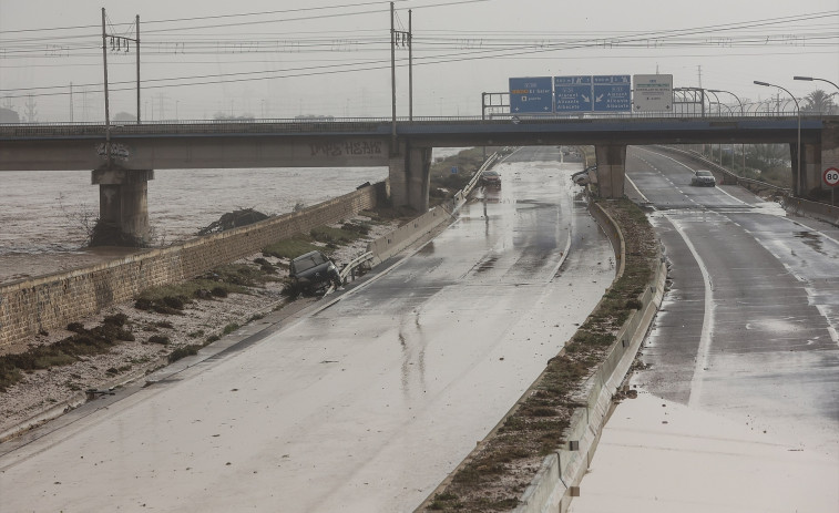 Valencia cierra al tráfico los pasos inferiores y pide a la ciudadanía que no salga de sus casas