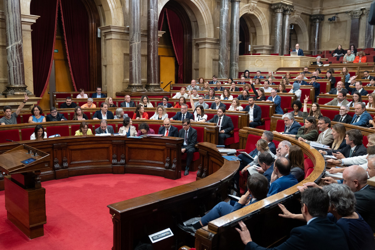 Archivo - Vista general durante una votación en el pleno del Parlament