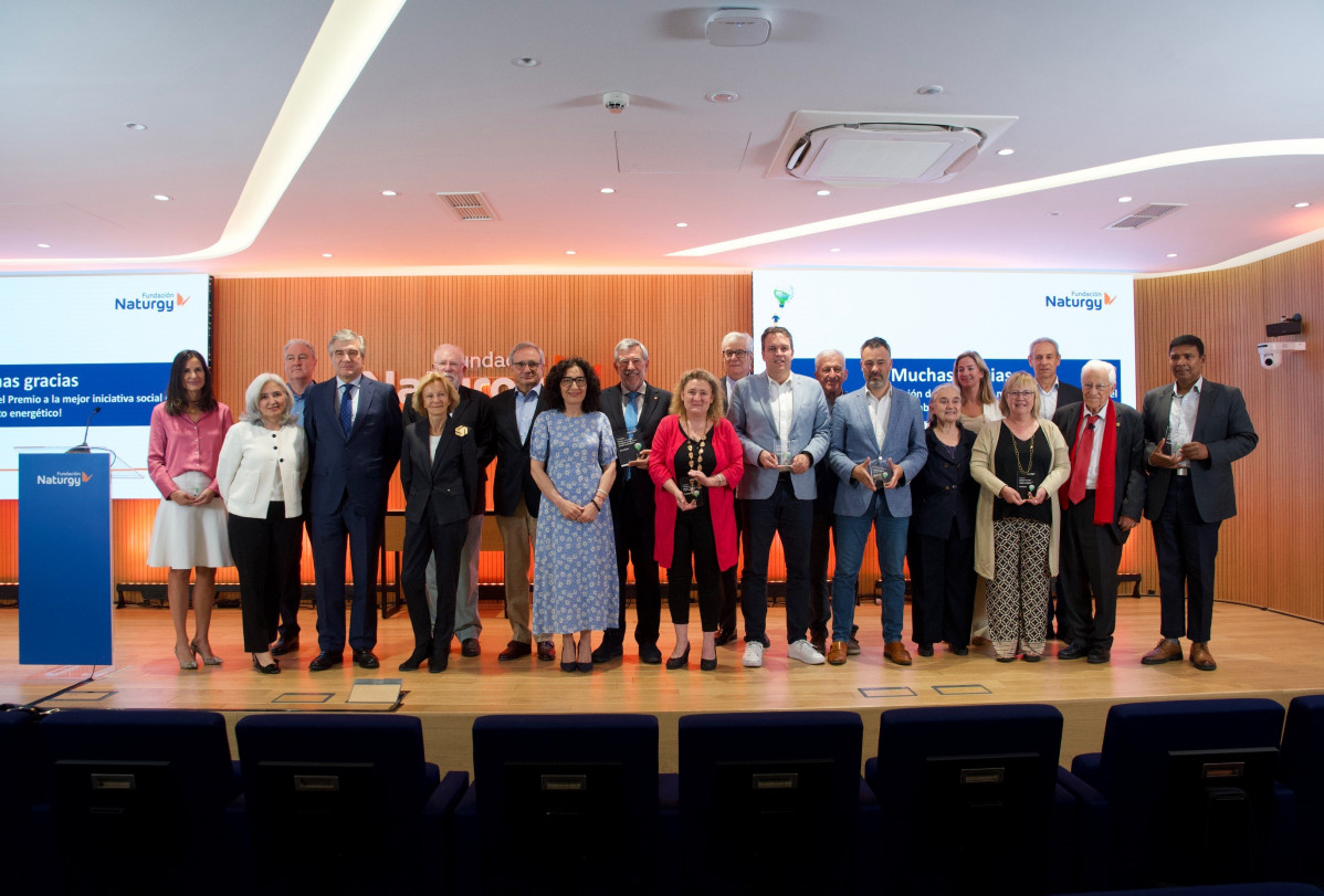 Finalistas y ganadores junto a los miembros del jurado