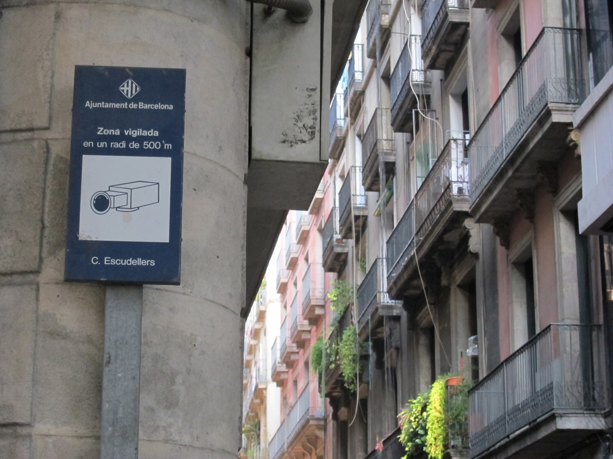 Archivo - Un aviso de cámaras de videovigilancia en la calle Escudellers de Barcelona