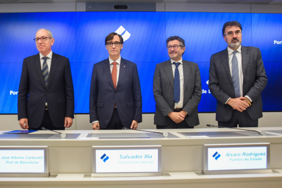 El presidente del Puerto de Barcelona, José Alberto Carbonell; el presidente de la Generalitat, Salvador Illa; el presidente de Puertos del Estado, Álvaro Rodríguez-Dapena, y el expresidente del Pu