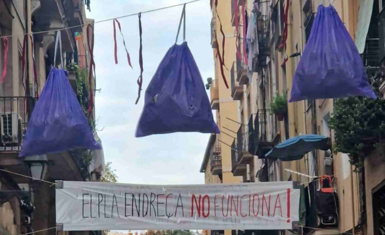 Vecinos del Raval (Barcelona) cuelgan basura en los balcones: están hartos de la suciedad