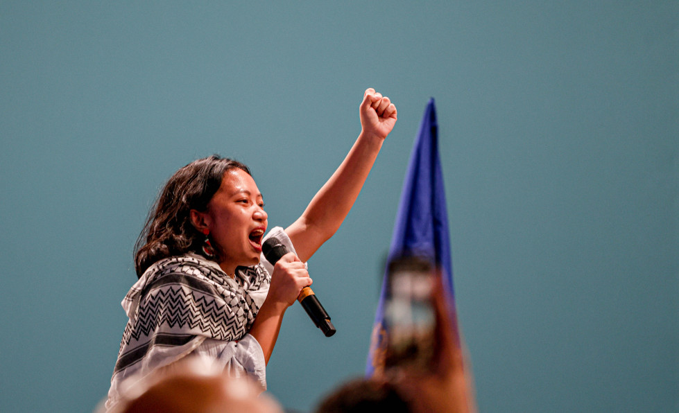 EuropaPress 6344431 16 november 2024 azerbaijan baku woman holds her fist in the air onstage