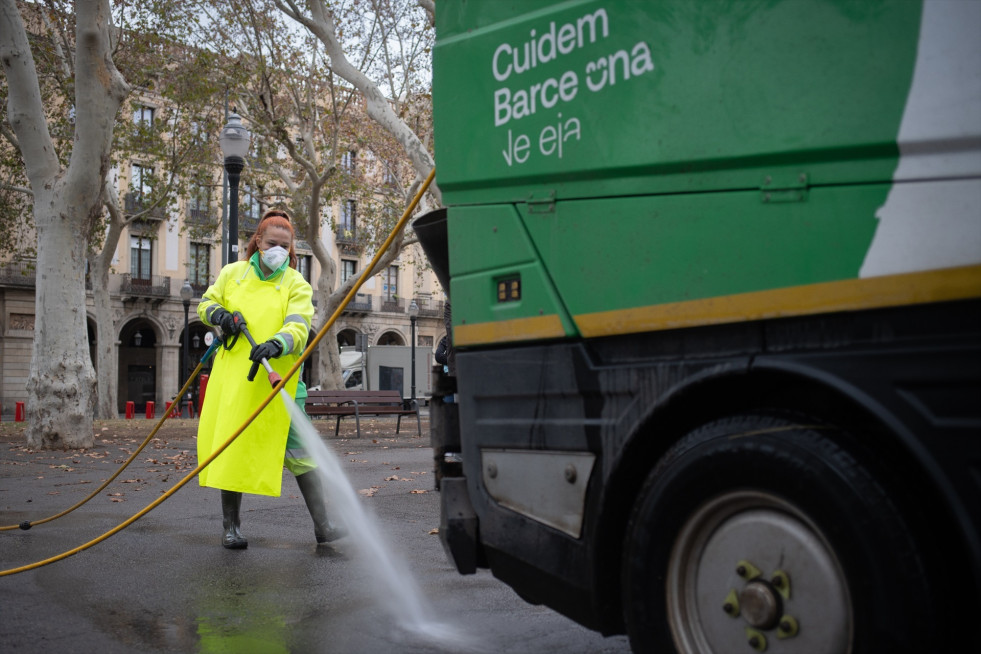 EuropaPress 5679273 trabajadora limpieza riega calle manguera 10 enero 2024 barcelona catalunya