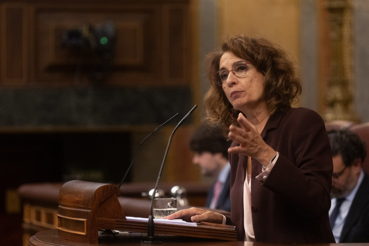 La vicepresidenta primera y ministra de Hacienda, María Jesús Montero, interviene durante una sesión plenaria en el Congreso de los Diputados, a 20 de noviembre de 2024, en Madrid (España)