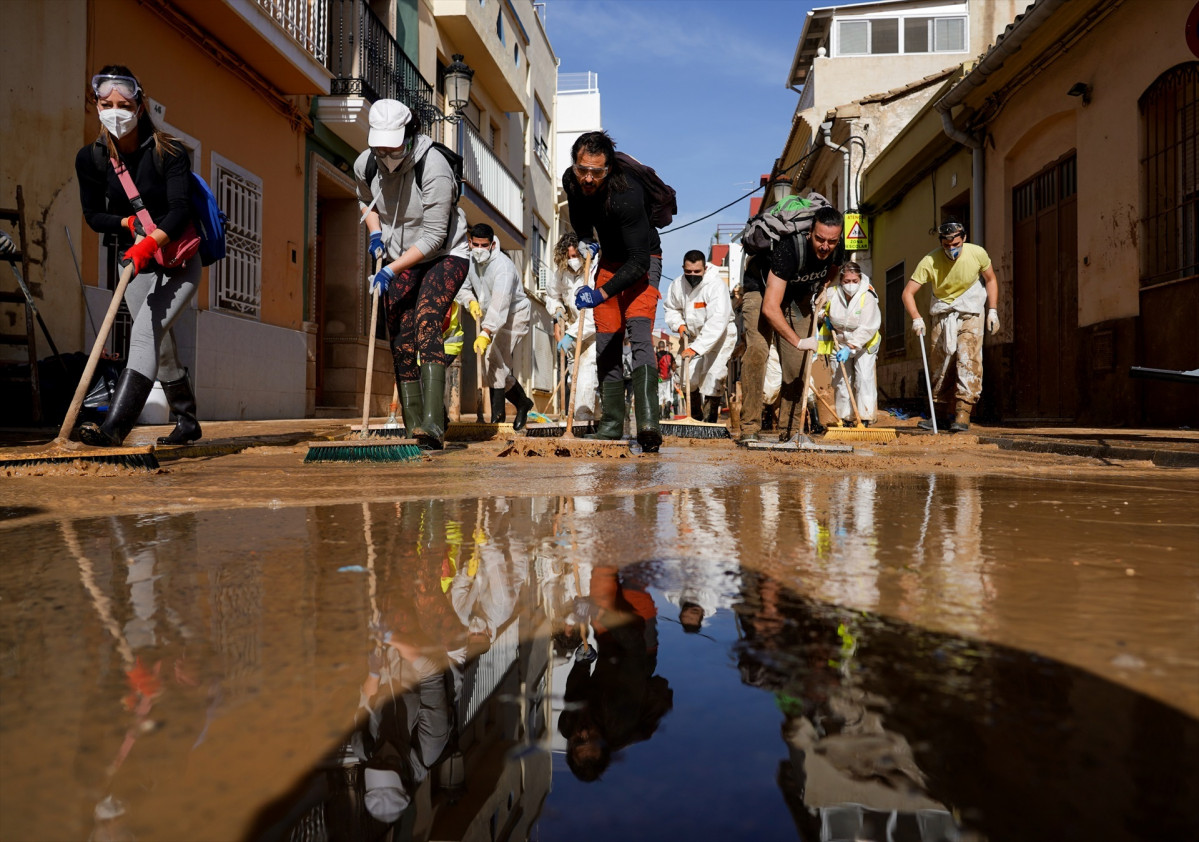 EuropaPress 6346662 varias personas realizan labores limpieza 17 noviembre 2024 paiporta