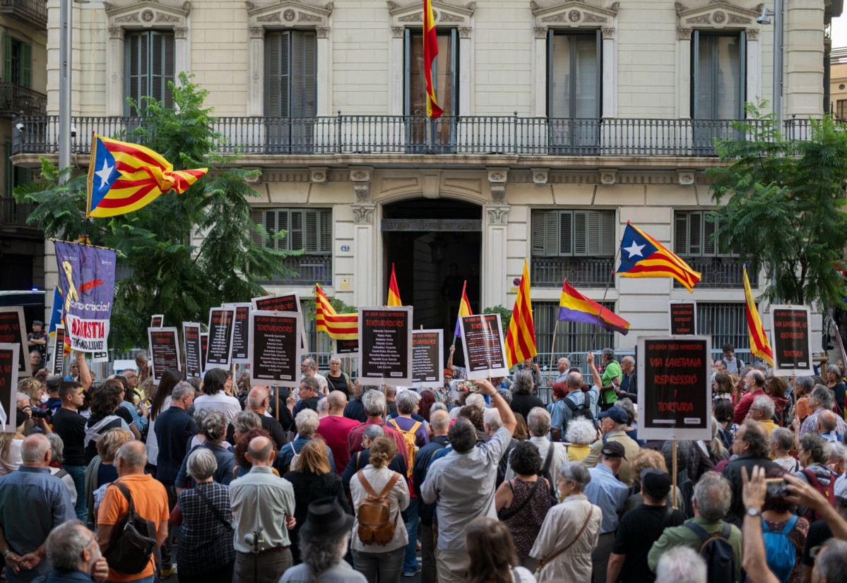 EuropaPress 6251442 concentracion comissio dignitat anc pedir cierre comisaria policia nacional