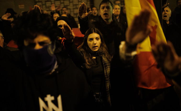 El fascismo se apodera de Madrid: manos alzadas y el 'Cara al Sol' frente a Ferraz