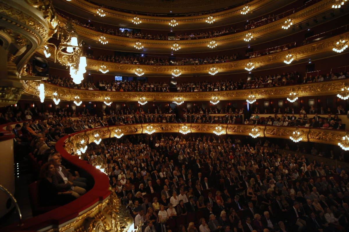 EuropaPress 6236068 cientos personas asisten inauguracion temporada liceu 25 septiembre 2024