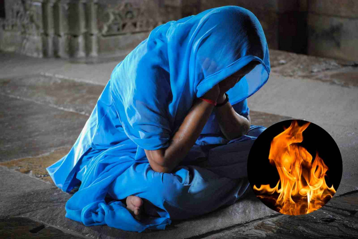 Mujer rezando en India