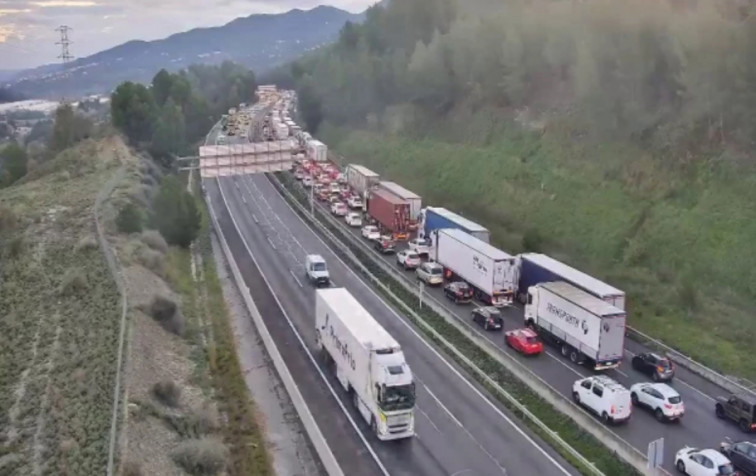 Grave accidente en Gelida: colas de más de 12 kilómetros en la AP-7