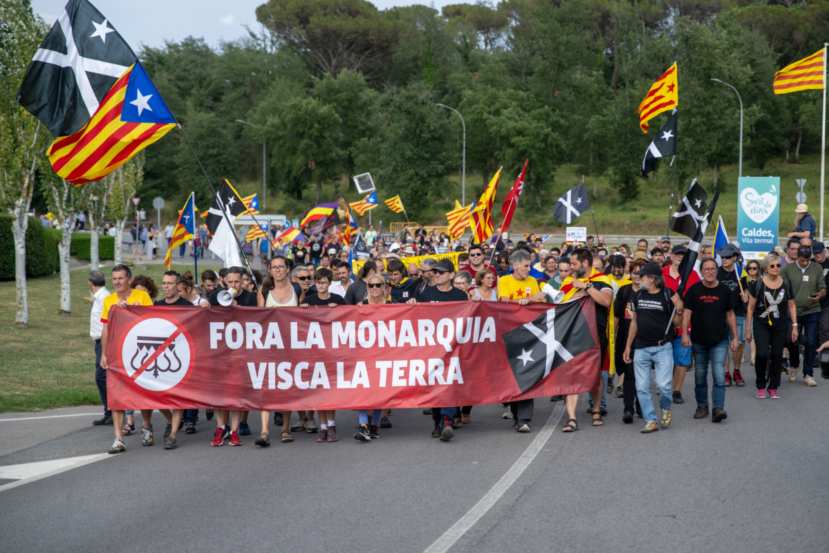 EuropaPress 5314140 decenas manifestantes concentracion contra visita familia real entrega