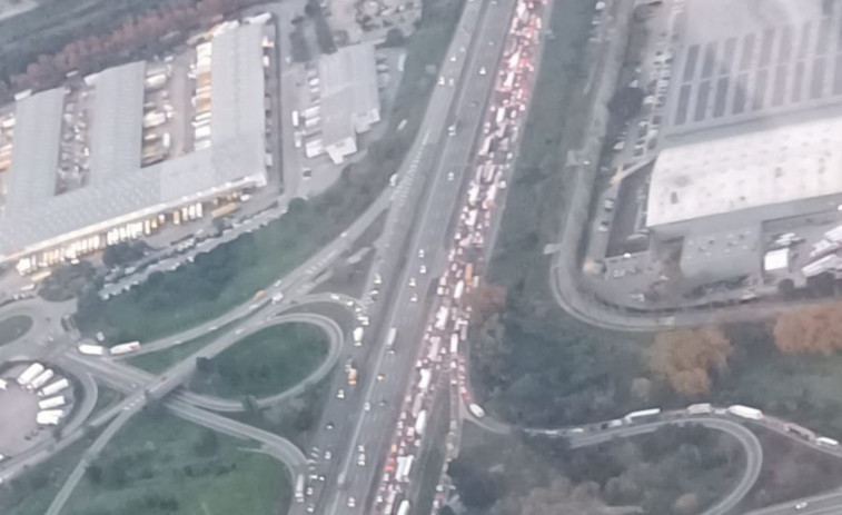 Un accidente en la AP-7 deja colas de 16,5 kilómetros entre Barberà y Castellbisbal