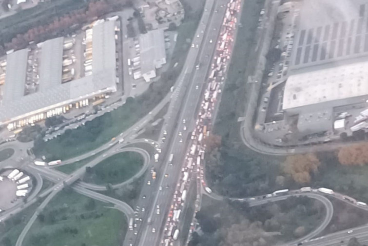 Un accidente en la AP-7 deja colas de 16,5 kilómetros entre Barberà y Castellbisbal