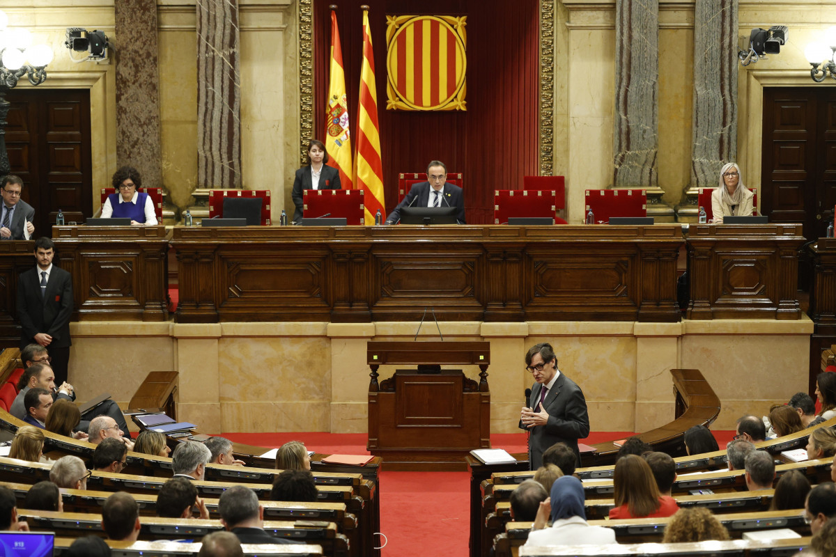 El president de la Generalitat, Salvador Illa, durante una sesión de control al presidente de la Generalitat de Cataluña, en el Parlament de Cataluña, a 13 de noviembre de 2024, en Barcelona, Catal