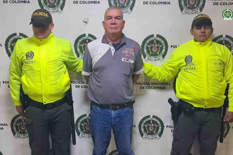 Detenido un conductor de autobús escolar por secuestrar a una niña y tenerla 12 años cautiva