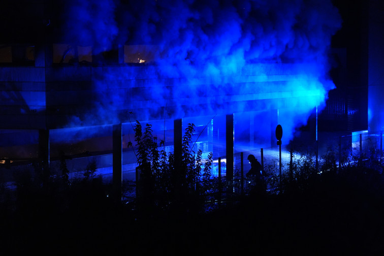 Bomberos dan por controlado el incendio en el Auditorio Rocío Jurado de Sevilla