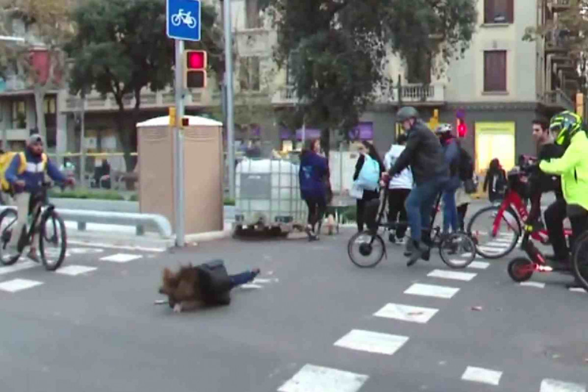 Mujer tras caerse al suelo   Betevé