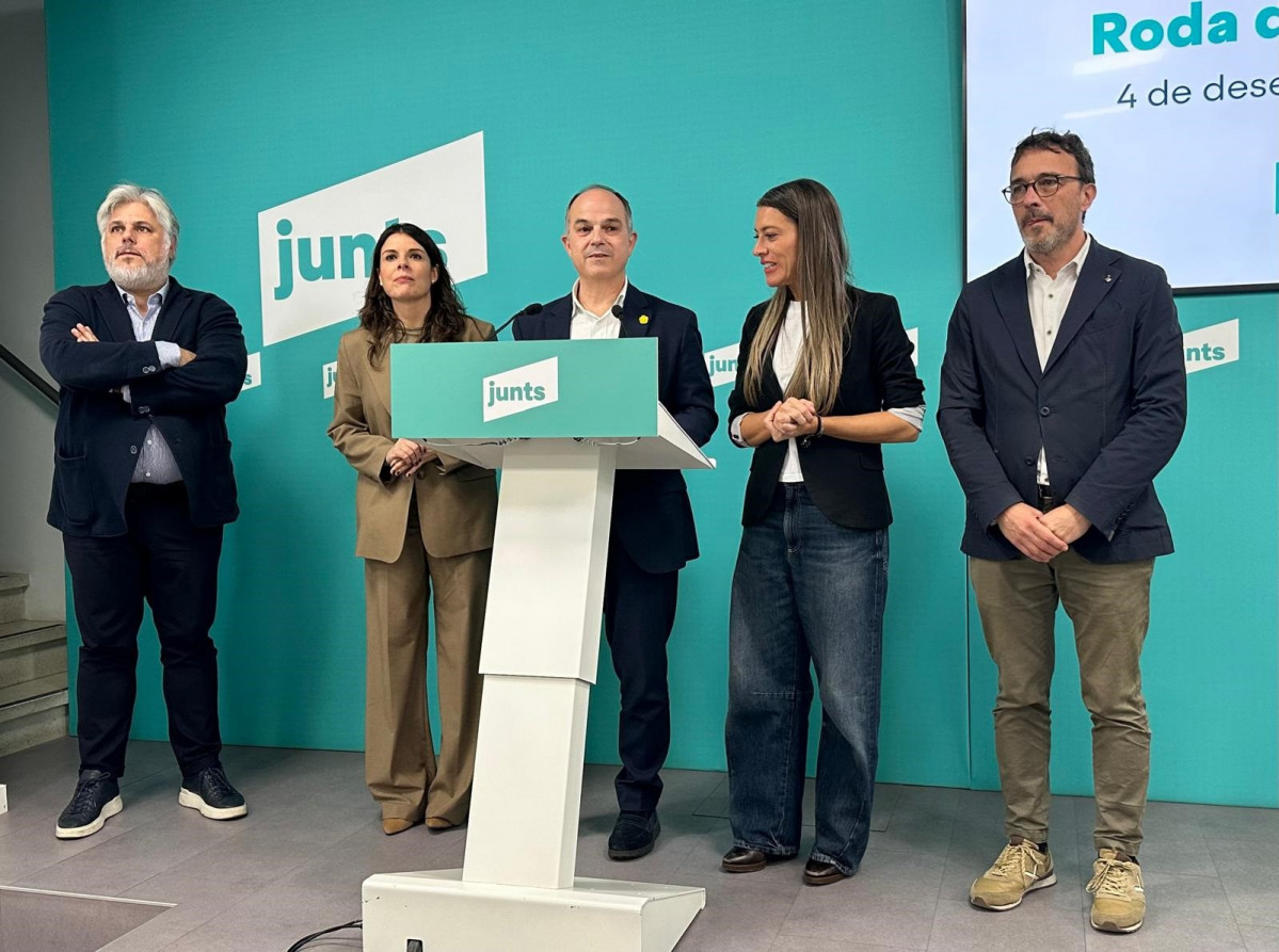 El secretario general de Junts, Jordi Turull, con la líder de Junts en el Congreso, Míriam Nogueras; el presidente del grupo en el Parlament, Albert Batet, y la portavoz parlamentaria, Mònica Sales