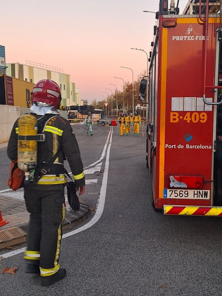 Una fuga en una fábrica de la Zona Franca de Barcelona obliga a confinar a las empresas cercanas