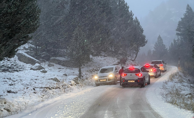 Cerrado el paso del Portalet por riesgo de aludes y cadenas obligatorias en el Pirineo